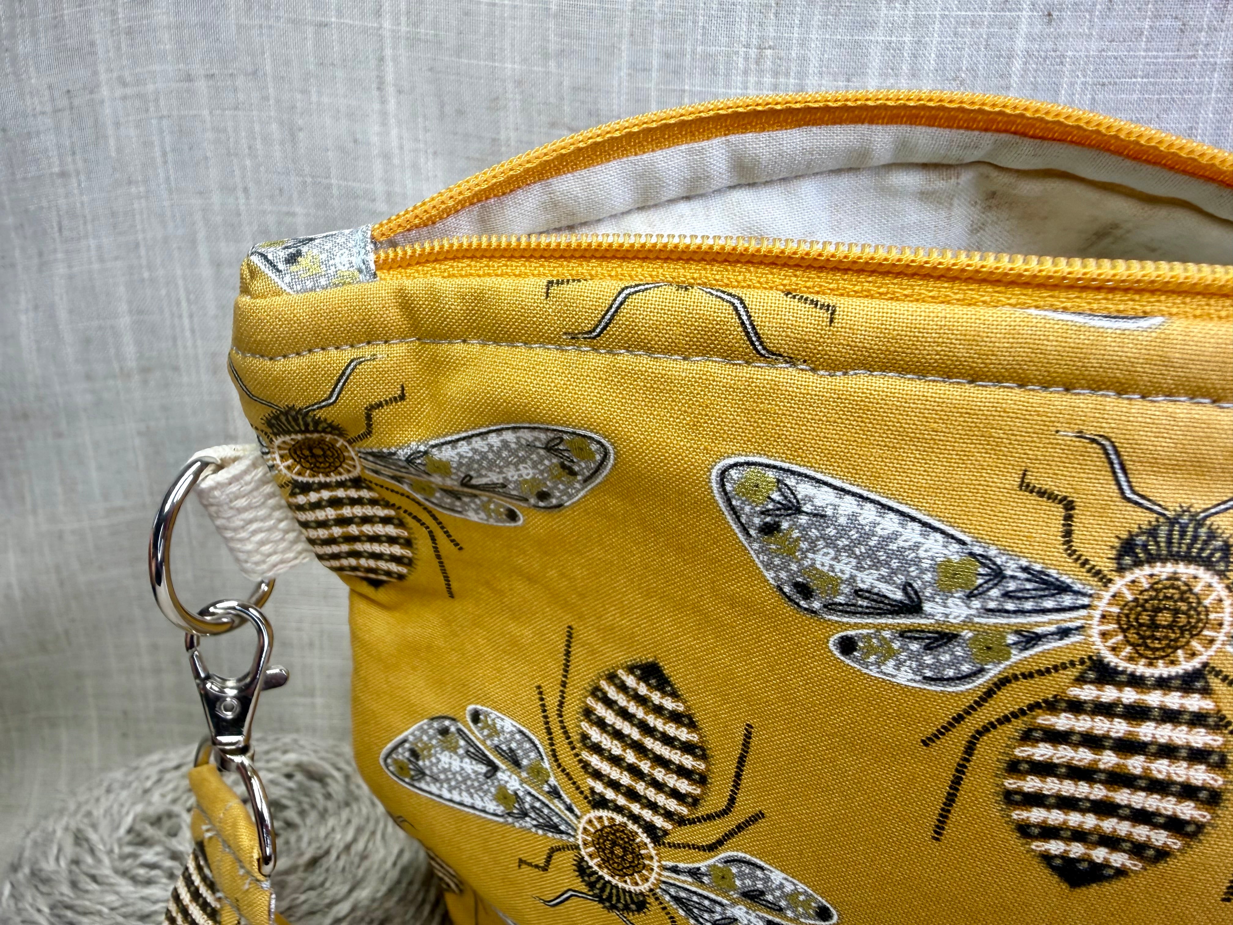 Bees Zipper Bucket Bag